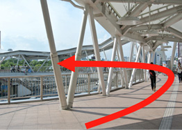 円形の歩道橋を進むと、奥に天王寺公園が見えます。