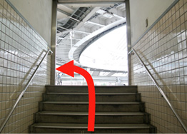 階段を上がったら、左に進んでください。