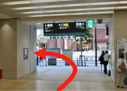 Go out at Exit No. 7 (Tennoji-guchi) and go to the left.