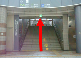 21번 출구 계단을 올라가십시오.