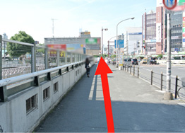 能看见JR线的高架路，请走过高架路。